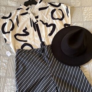 Abstract Black & White Short Sleeve Top